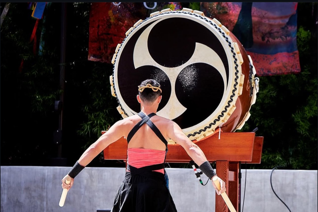 Sho’on Shibata facing a large odaiko on an outdoor stage